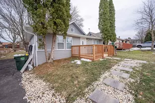 42425 N Park Ln E, Antioch, IL 60002 - Photo 2