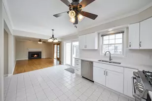 389 Colonial Cir, Geneva, IL 60134 - Photo 8