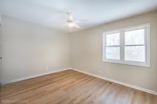 305 E Country Dr, Bartlett, IL 60103 - Photo 12