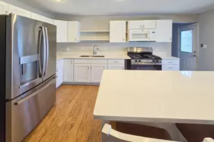 719 Surrey Dr, Streamwood, IL 60107 - Photo 4