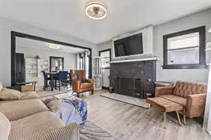 819 N Ash St, Waukegan, IL 60085 - Photo 4