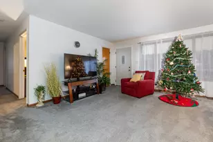 12954 Crescent Ct, Crestwood, IL 60418 - Photo 2