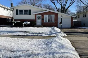 621 N Forest Ave, Mount Prospect, IL 60056 - Photo 1