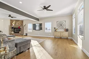 202 Comet Ln, Heyworth, IL 61745 - Photo 4