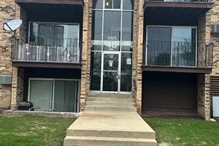 1025 Higgins Quarters Dr, Hoffman Estates, IL 60169 - Photo 2