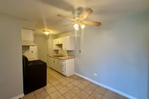 1075 Higgins Quarters Dr, Hoffman Estates, IL 60169 - Photo 6