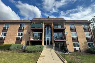 1075 Higgins Quarters Dr, Hoffman Estates, IL 60169 - Photo 2