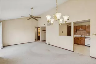 419 N Thornwood Dr, McHenry, IL 60050 - Photo 4
