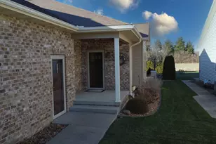 558 E Martin Ave, Watseka, IL 60970 - Photo 2