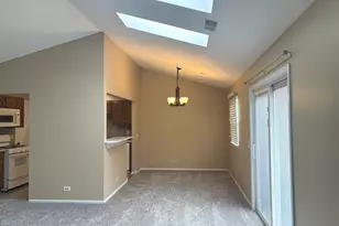 122 Stirling Ln, Schaumburg, IL 60194 - Photo 4