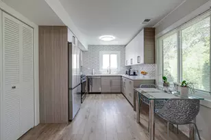 5190 Chambers Dr, Hoffman Estates, IL 60010 - Photo 10