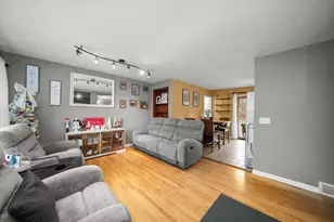 84 E Rickard Dr, Oswego, IL 60543 - Photo 2