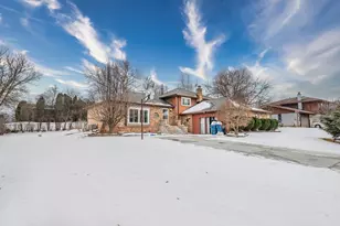 8821 W 100th St St, Palos Hills, IL 60465 - Photo 2