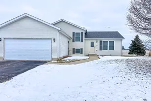 424 N Aspen Dr, Cortland, IL 60112 - Photo 2