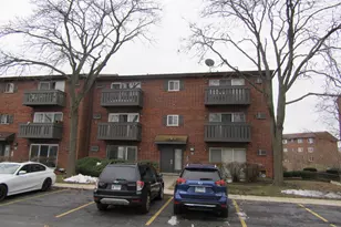 135 Pickwick Dr, Schaumburg, IL 60193 - Photo 1