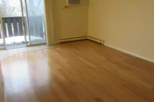 135 Pickwick Dr, Schaumburg, IL 60193 - Photo 4