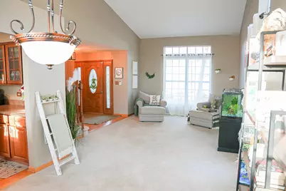 33 Foxglove Court, Streamwood, IL 60107 - Photo 2