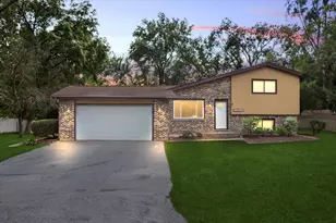 33W067 Bonnie St, Saint Charles, IL 60174 - Photo 2