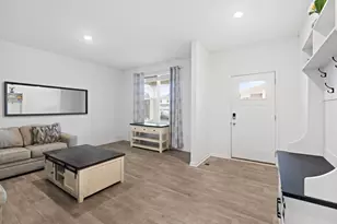 696 Kentshire Cir, Elgin, IL 60124 - Photo 4