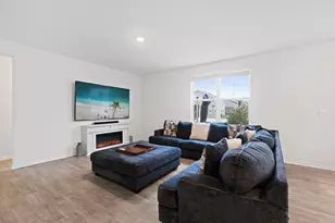 696 Kentshire Cir, Elgin, IL 60124 - Photo 10