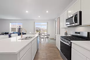 696 Kentshire Cir, Elgin, IL 60124 - Photo 6