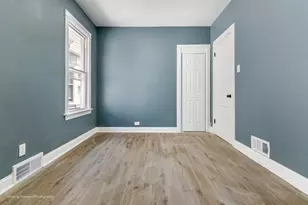 10722 S Prairie Ave, Chicago, IL 60628 - Photo 8