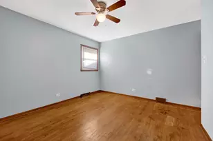 11257 S Pacific Dr, Worth, IL 60482 - Photo 8