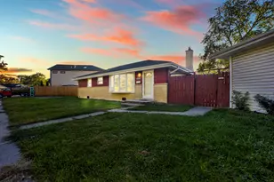 11257 S Pacific Dr, Worth, IL 60482 - Photo 1