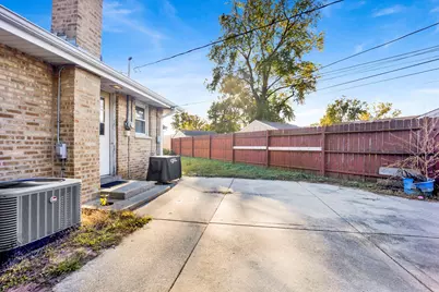 11257 S Pacific Drive, Worth, IL 60482 - Photo 16