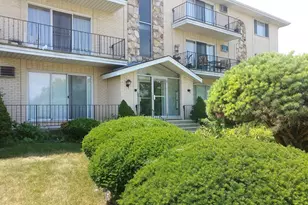 5825 W 103rd St, Oak Lawn, IL 60453 - Photo 1