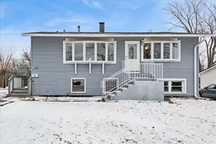 128 McCabe Dr, Streamwood, IL 60107 - Photo 2