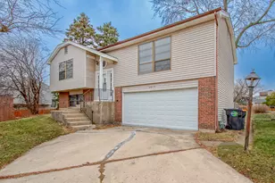 2019 Williamsburg Dr, Streamwood, IL 60107 - Photo 2