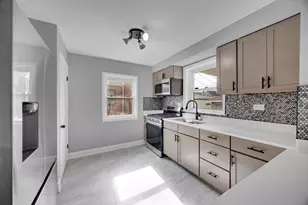 10626 S Lowe Ave, Chicago, IL 60628 - Photo 4