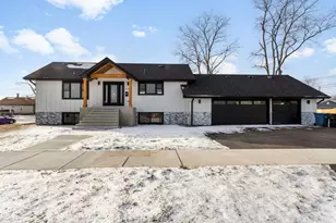 718 E 152nd St, Phoenix, IL 60426 - Photo 2