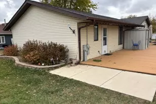 122 Crescent Ln, Cabery, IL 60919 - Photo 2