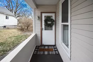 914 W Olive St, Bloomington, IL 61701 - Photo 2