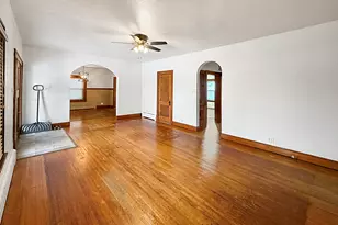 327 W Garfield St, Freeport, IL 61032 - Photo 8