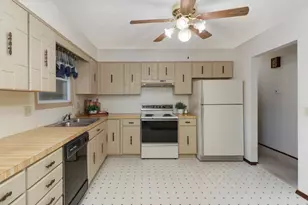 105 S Devonshire Dr, Bloomington, IL 61704 - Photo 12