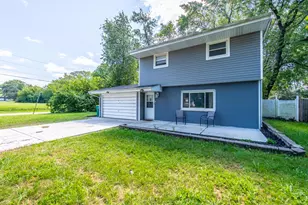 201 Oakwood Dr, Shorewood, IL 60404 - Photo 2