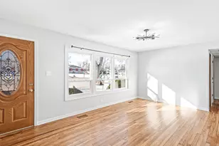 2N643 Diane Ave, Glen Ellyn, IL 60137 - Photo 4