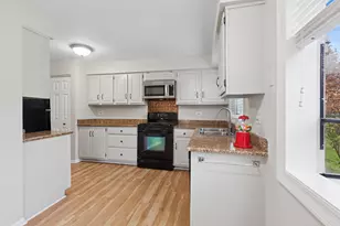 724 Maplewood Ct, Willowbrook, IL 60527 - Photo 8