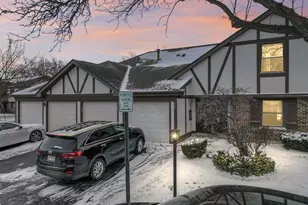 328 Woodbury Ct, Schaumburg, IL 60193 - Photo 1