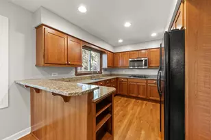 10S160 Alma Ln, Naperville, IL 60564 - Photo 4