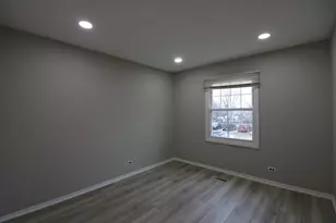 360 Farmingdale Cir, Vernon Hills, IL 60061 - Photo 12