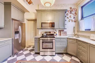 613 W Barry Ave, Chicago, IL 60657 - Photo 2