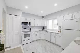 9342 Landings Ln, Des Plaines, IL 60016 - Photo 6