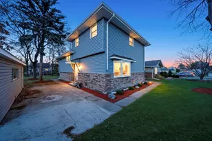 8938 W 85th Pl, Justice, IL 60458 - Photo 2