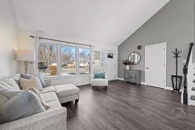 1305 Fox Meadow Court, Saint Charles, IL 60174 - Photo 4