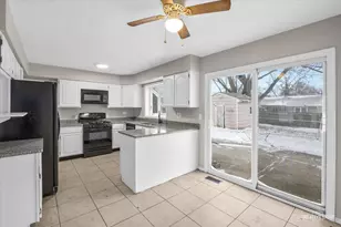 189 Mayfield Dr, Bolingbrook, IL 60440 - Photo 4