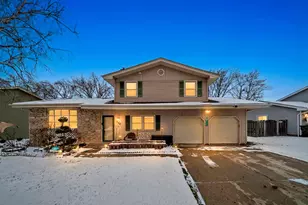 540 N Beck Rd, Lindenhurst, IL 60046 - Photo 2